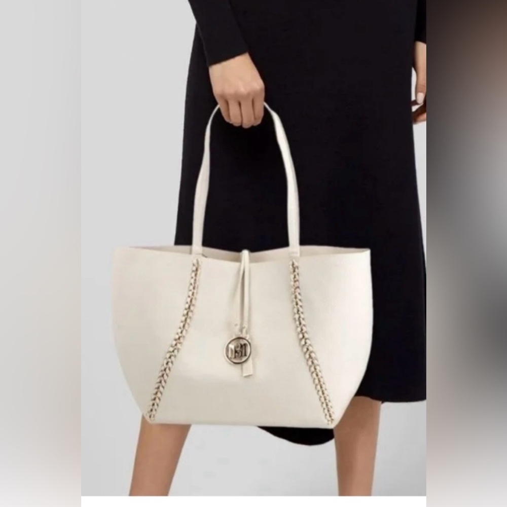 NWT Badgley Mischka decorative chain tote